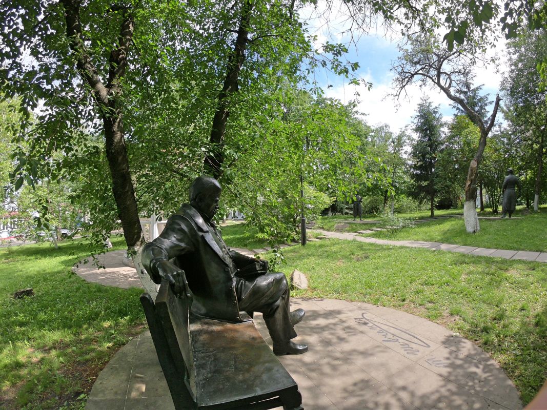 Памятник Шевченко Т.Г. на территории Межрегиональной академии управления персоналом