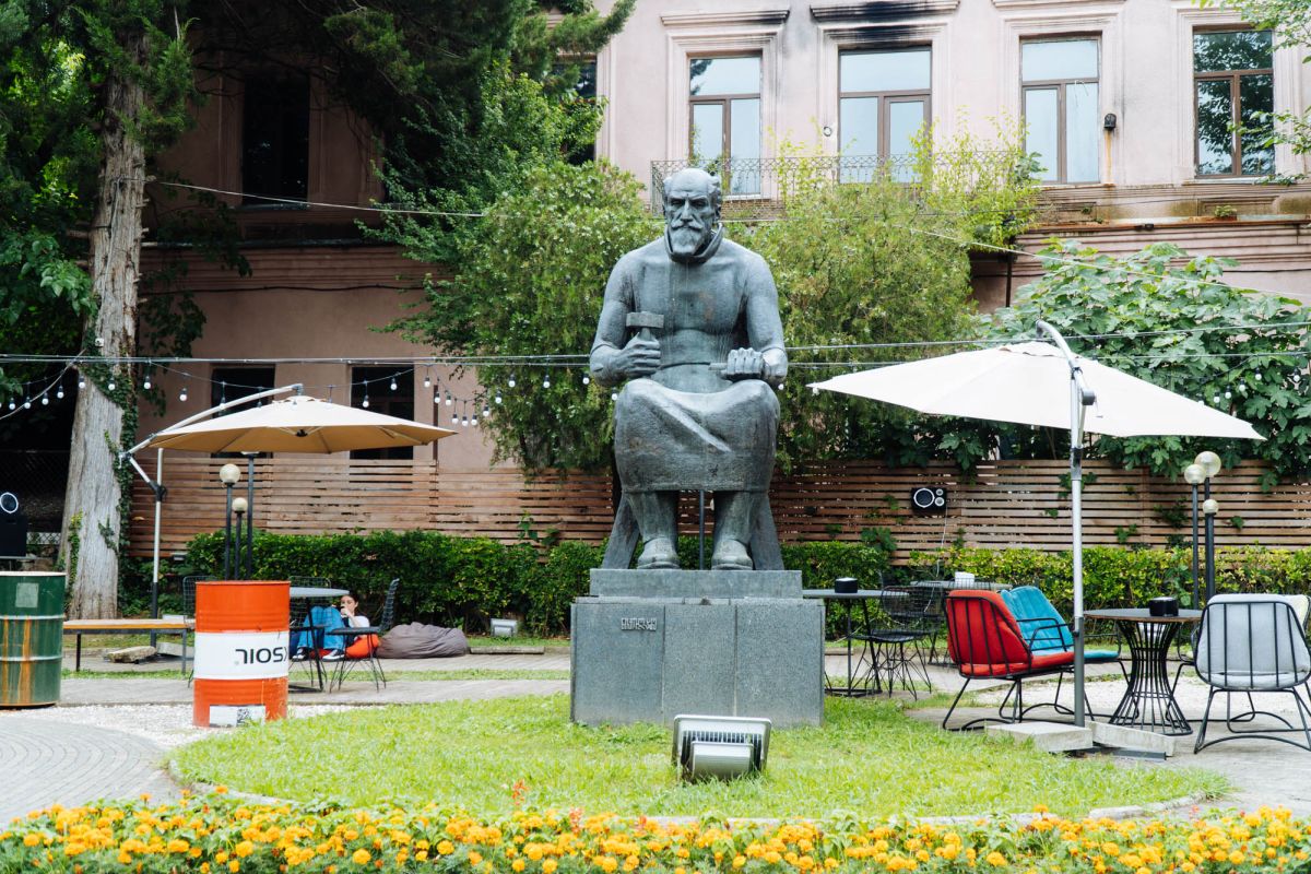 Памятник Николадзе