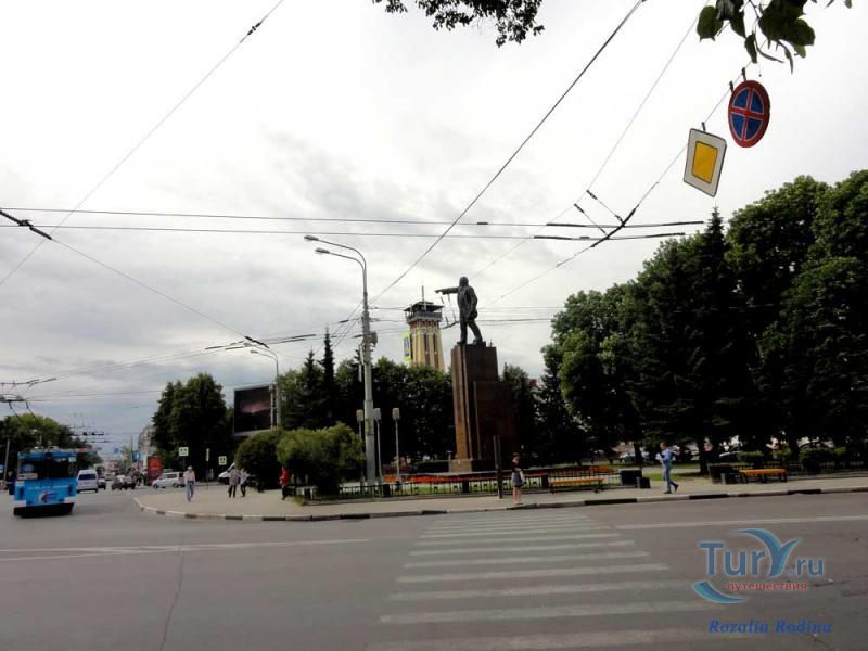 Памятник поэту Максиму Богдановичу в Ярославле