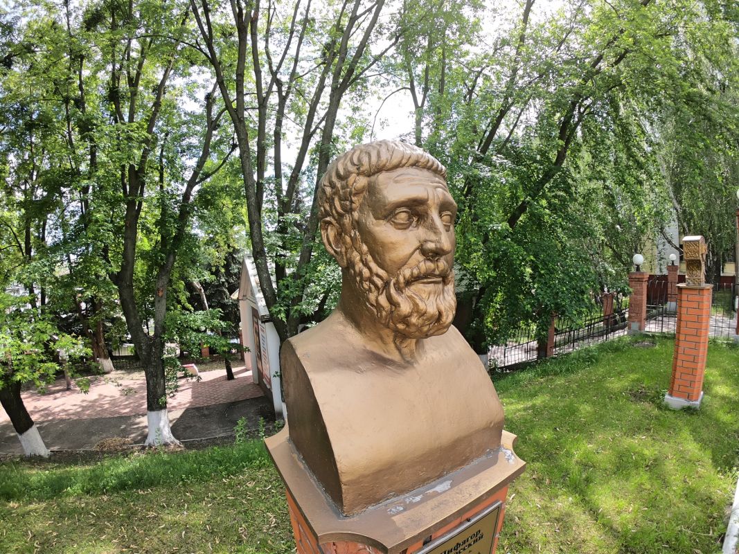 Памятник Пифагору Самосскому на территории МАУП
