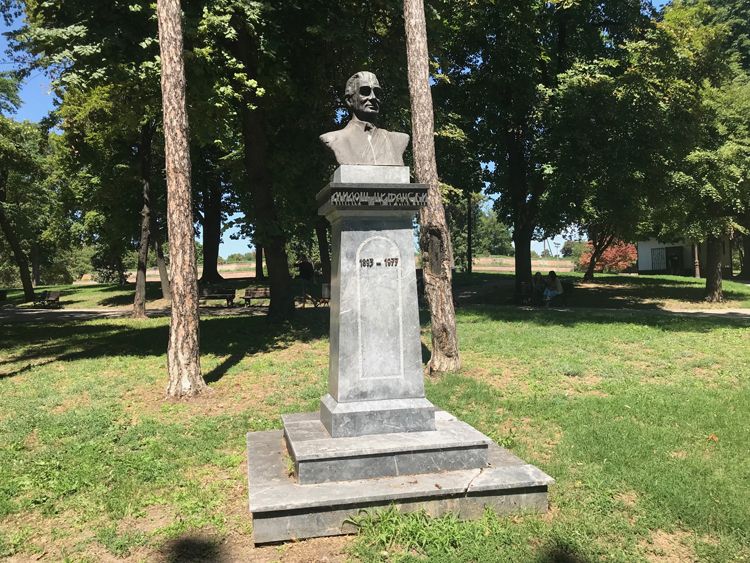 Памятник Милошу Црнянскому - парк Калемегдан
