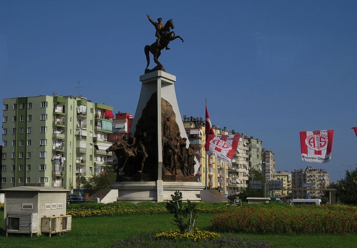 Памятник Кемалю Ататюрку в Анталье
