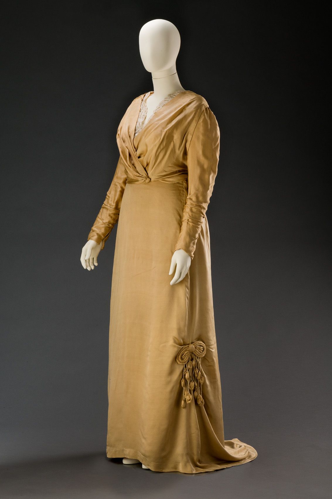 Выставка ИСКУССТВО, ЖИЗНЬ в музее декоративно-прикладного искусства