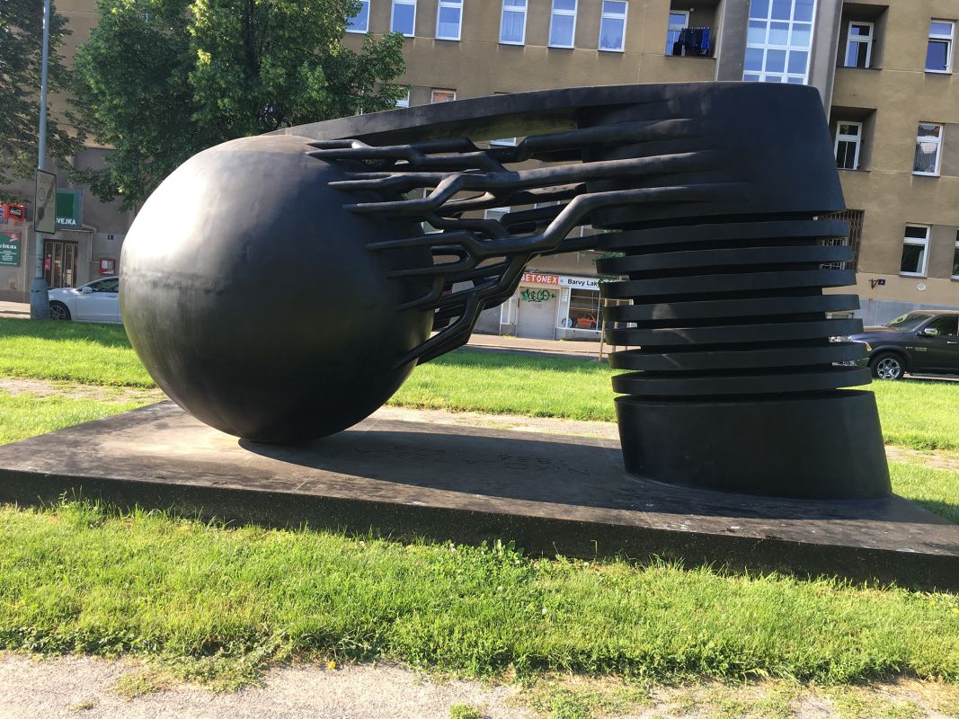 Постмодернистский памятник Николе Тесле