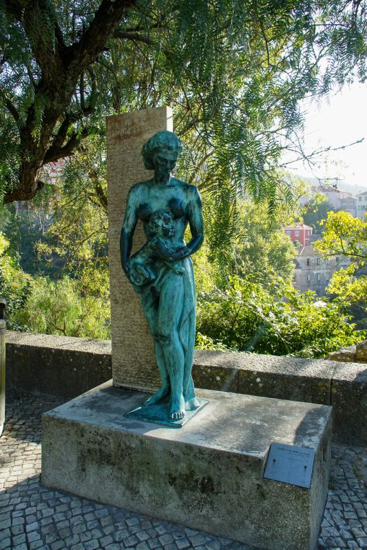 Скульптура Женщина с младенцем на руках