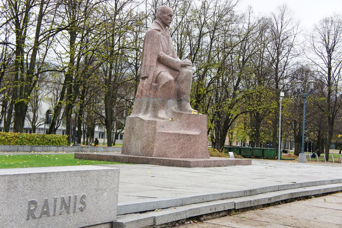 Памятник поэту Райнису