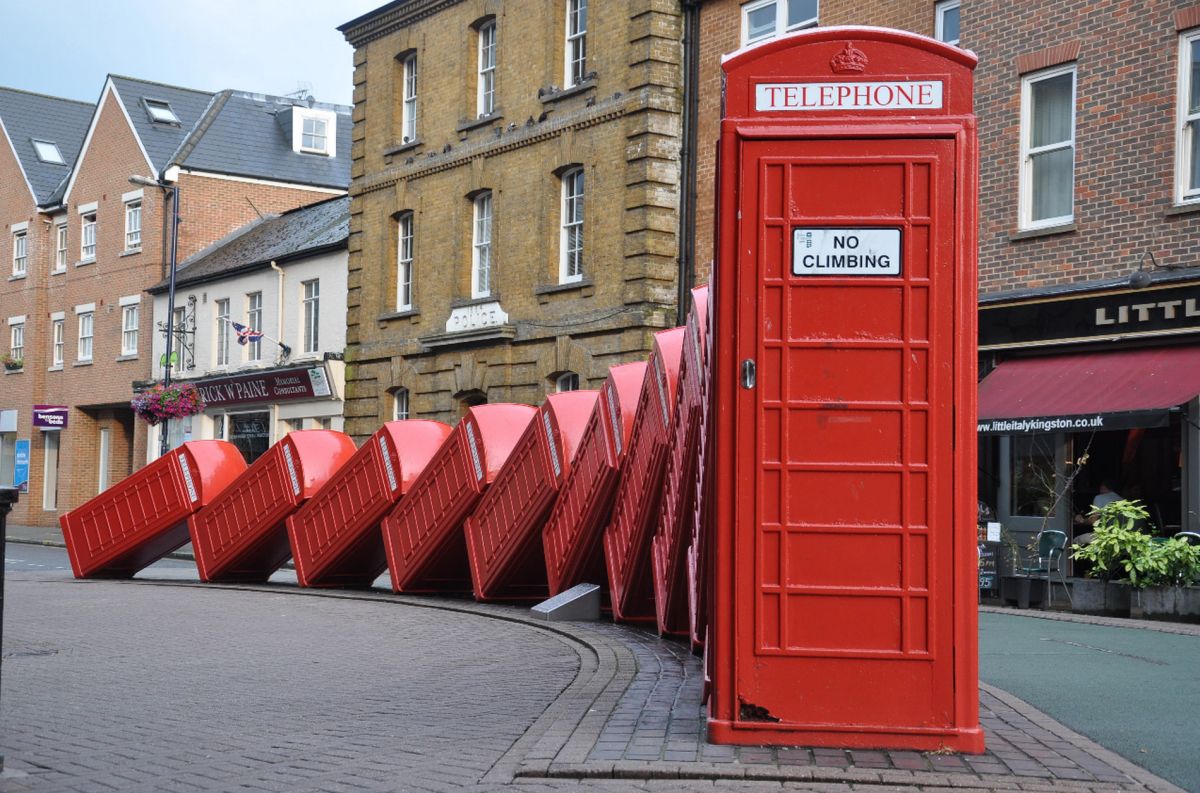 Скульптура Out of order (Красные Телефонные Будки)