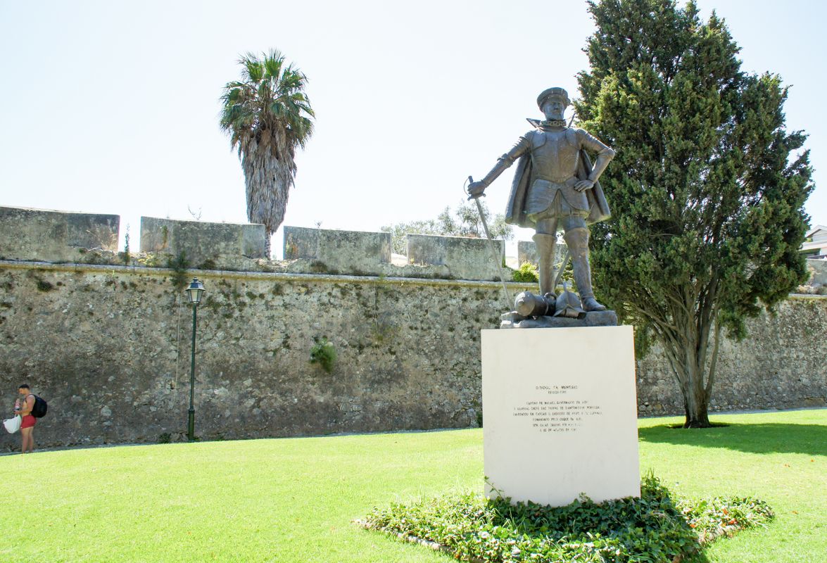 Статуя Д. Диого де Менезеса