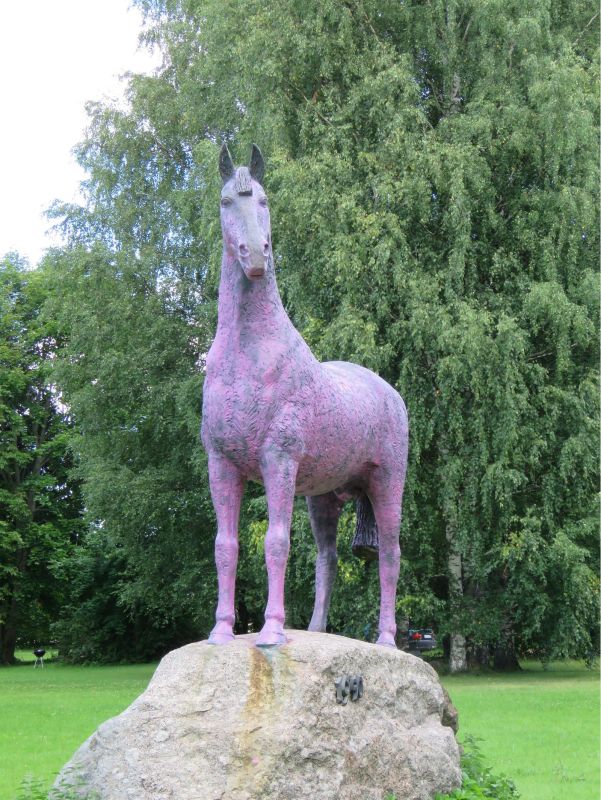 Памятник лошади в Луунья