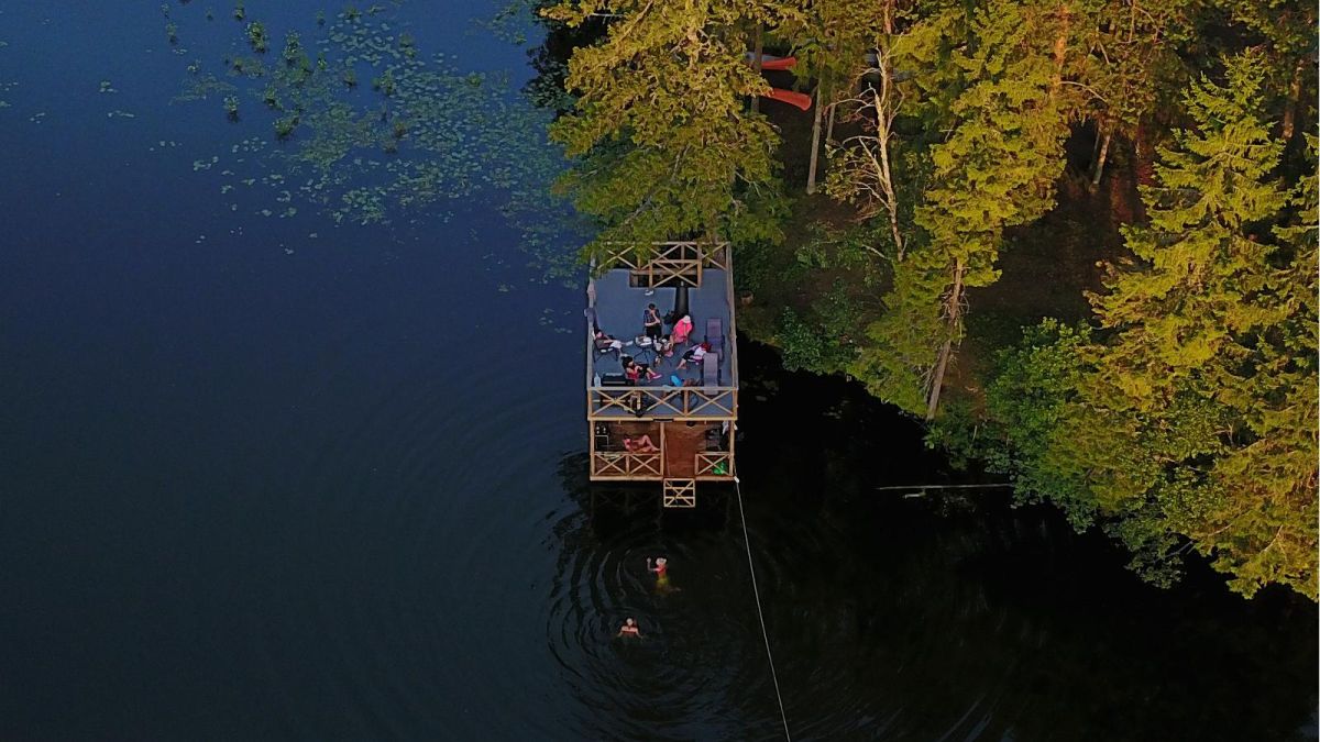 Баня на плоту у домов отдыха Тику