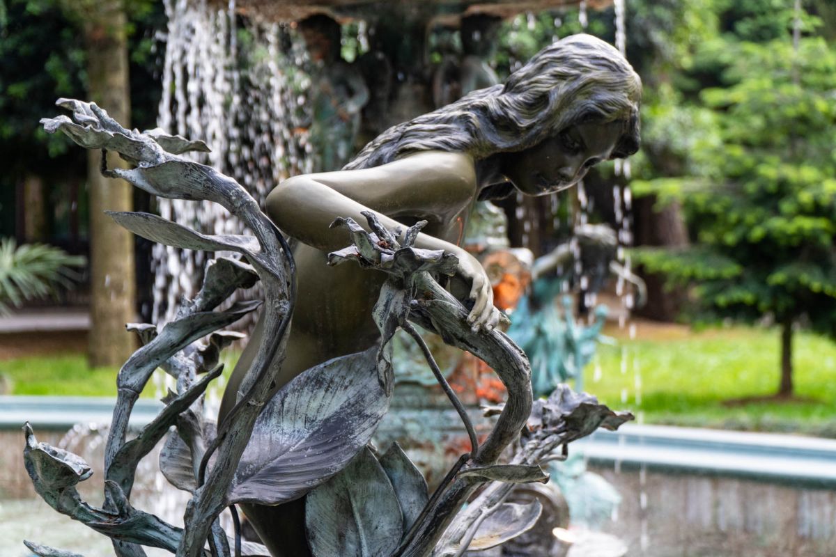 Фонтан рядом с летним театром