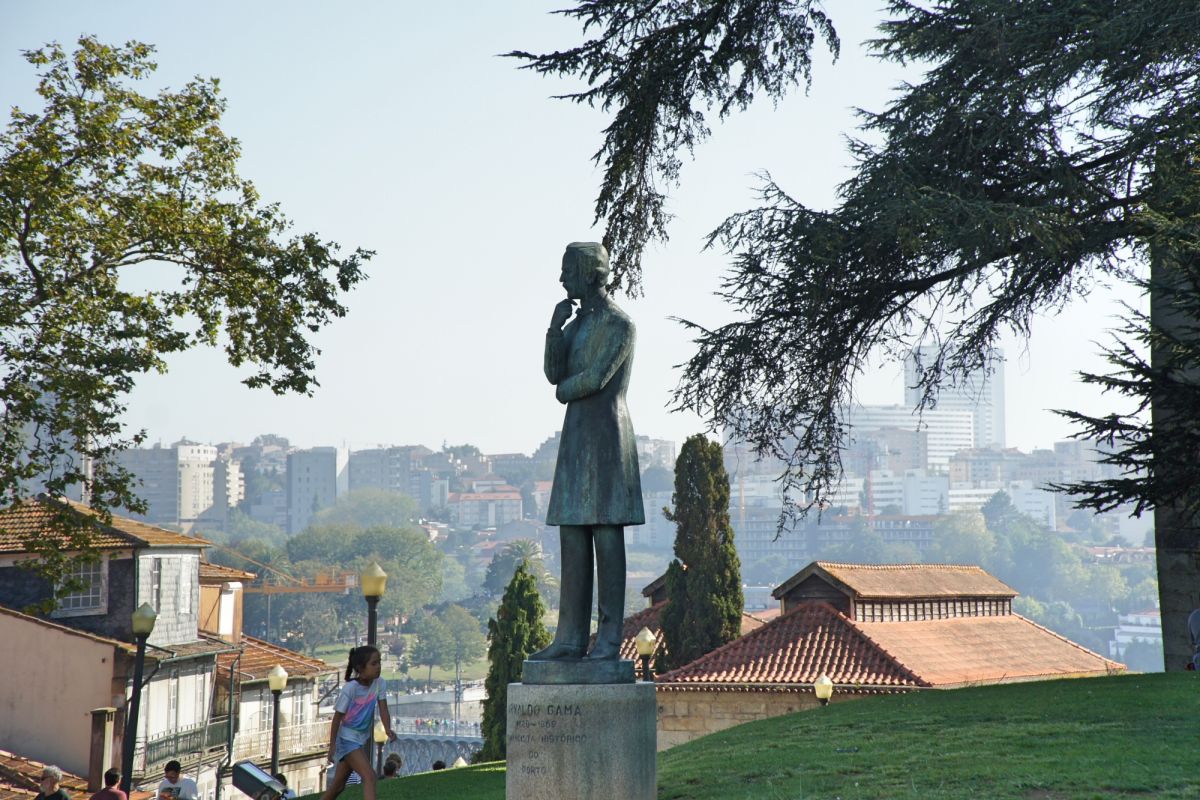 Статуя Арнальду Гама