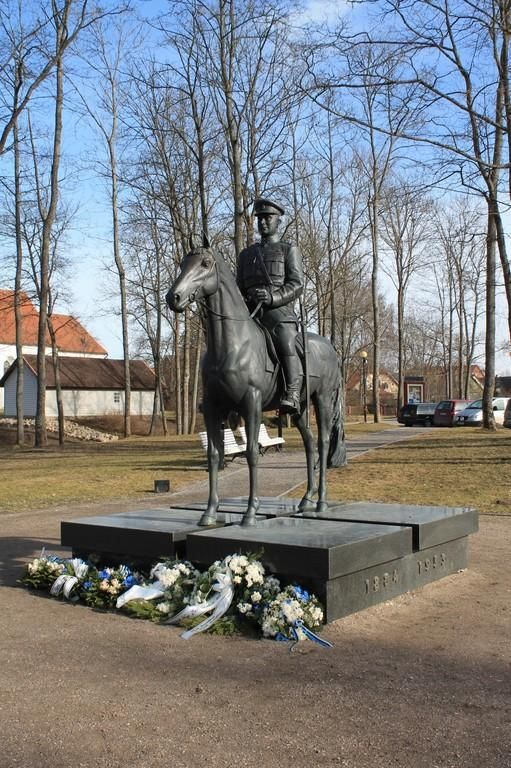 Конный памятник генералу Йохану Лайдонеру