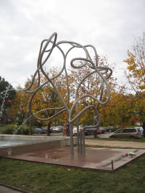 Памятник Юрию Лотману