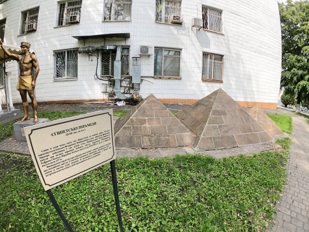 Скульптура Египетские пирамиды на территории МАУП