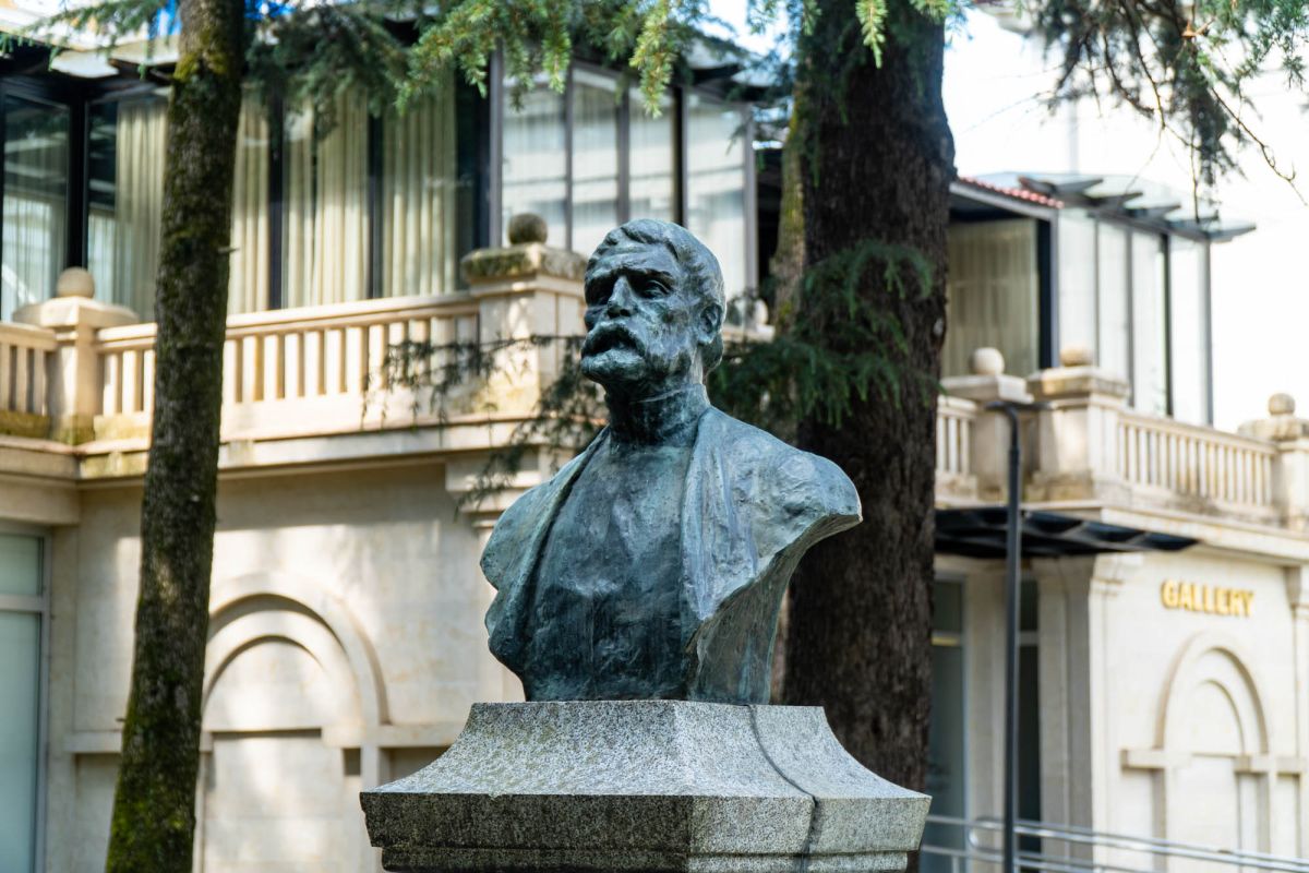 Бюст грузинского писателя и поэта Важе Пшавеле