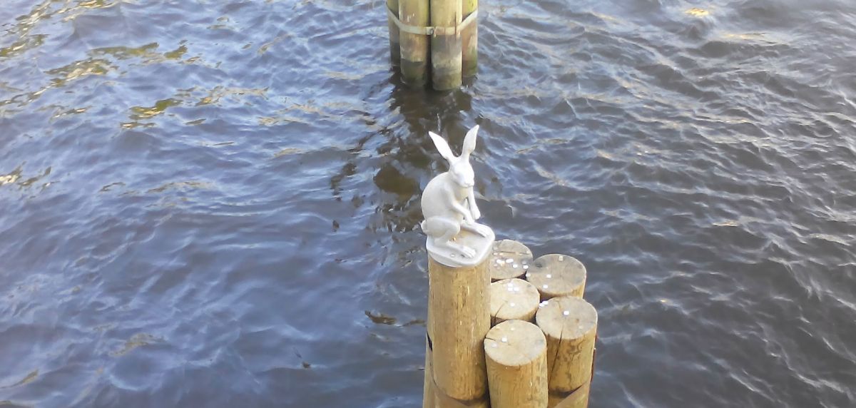 Памятник зайцу