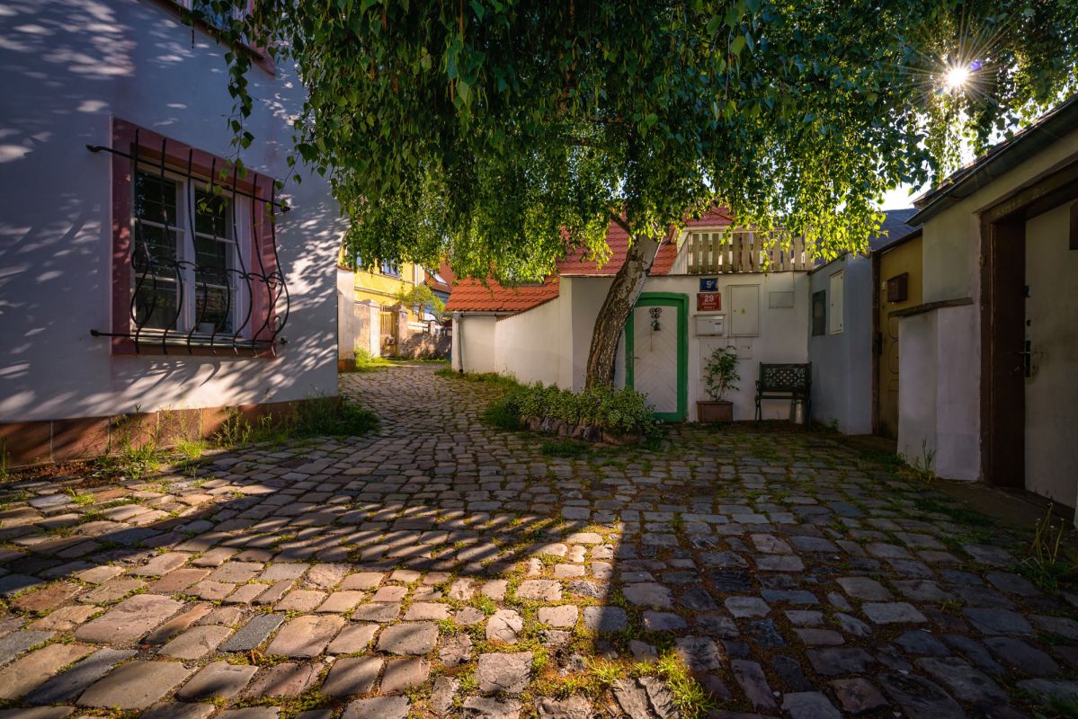 Из Бржевнова на Страгов: Магия (полу) деревенской Праги