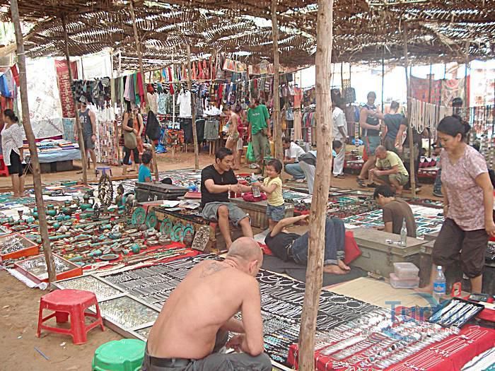 Ночной рынок в Арпоре 