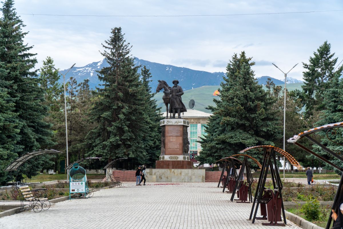 Памятник Арык Мырза