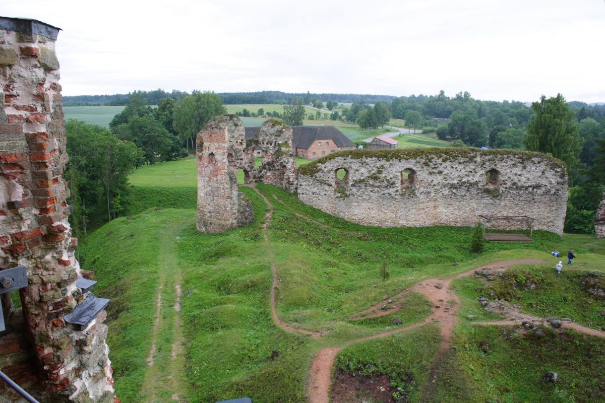 Развалины епископского замка Вастселийна