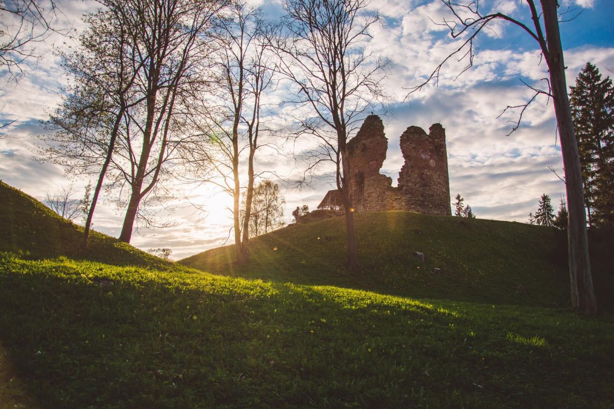 Развалины епископского замка Вастселийна