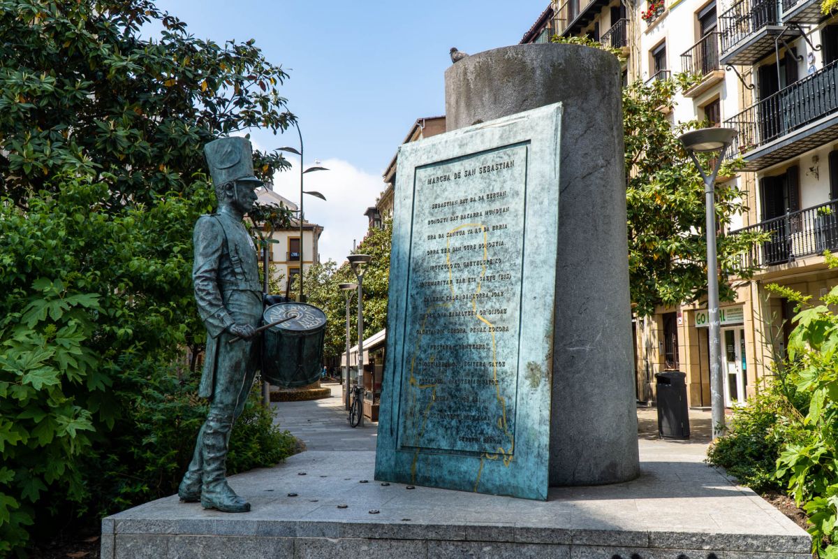 Памятник барабанщику