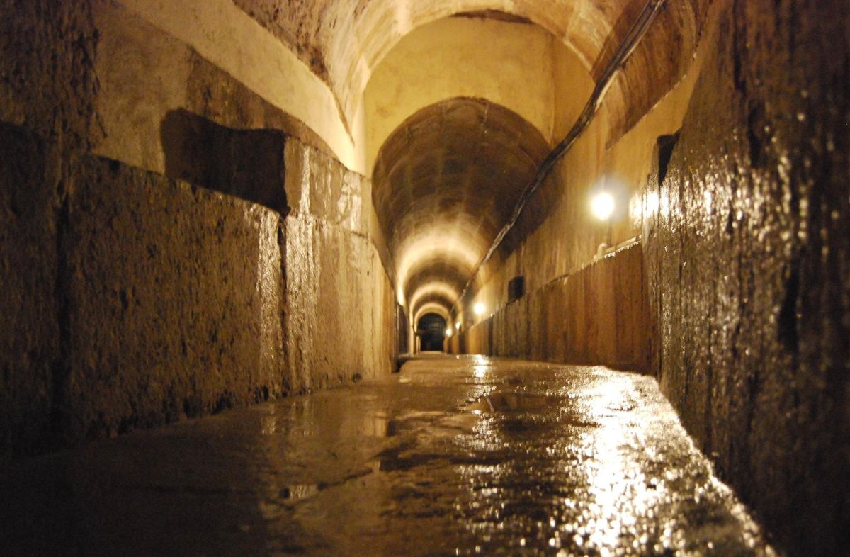 Подземные галереи акведука Агуас Ливрес