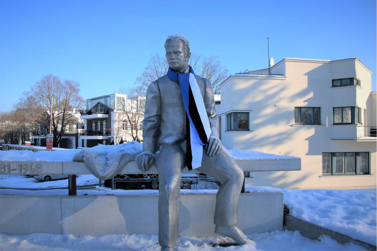 Памятник Олеву Сийнмаа