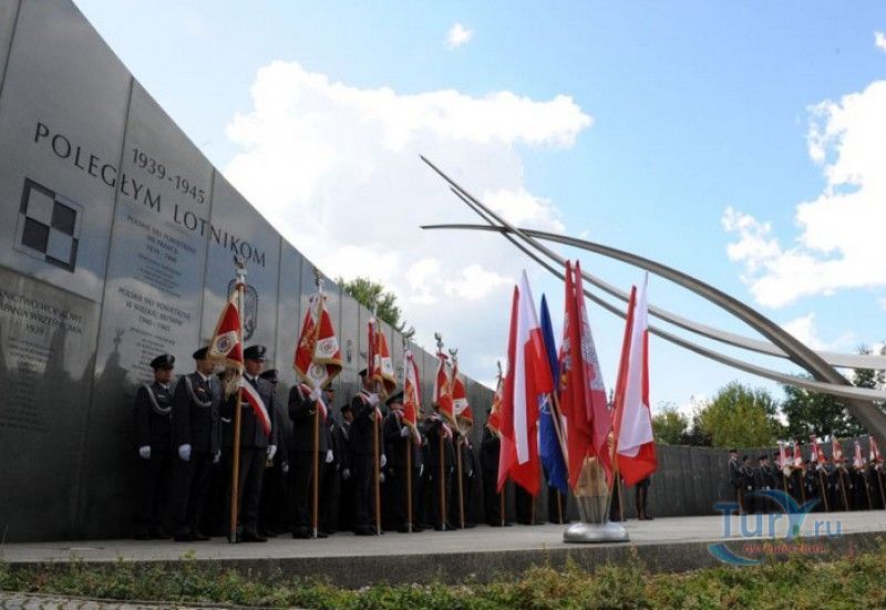 Памятник в честь польских лётчиков, павших в 1939-1945 годах