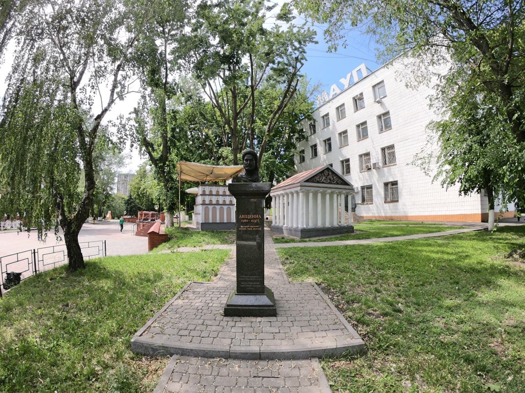 Памятник Авиценне