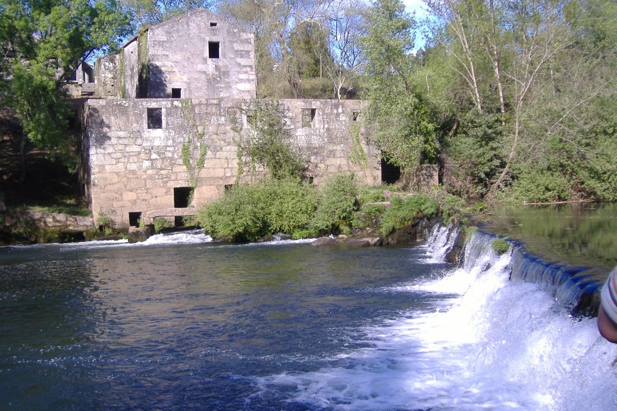 Речной пляж Азеньяш (Вилар-де-Моуруш)