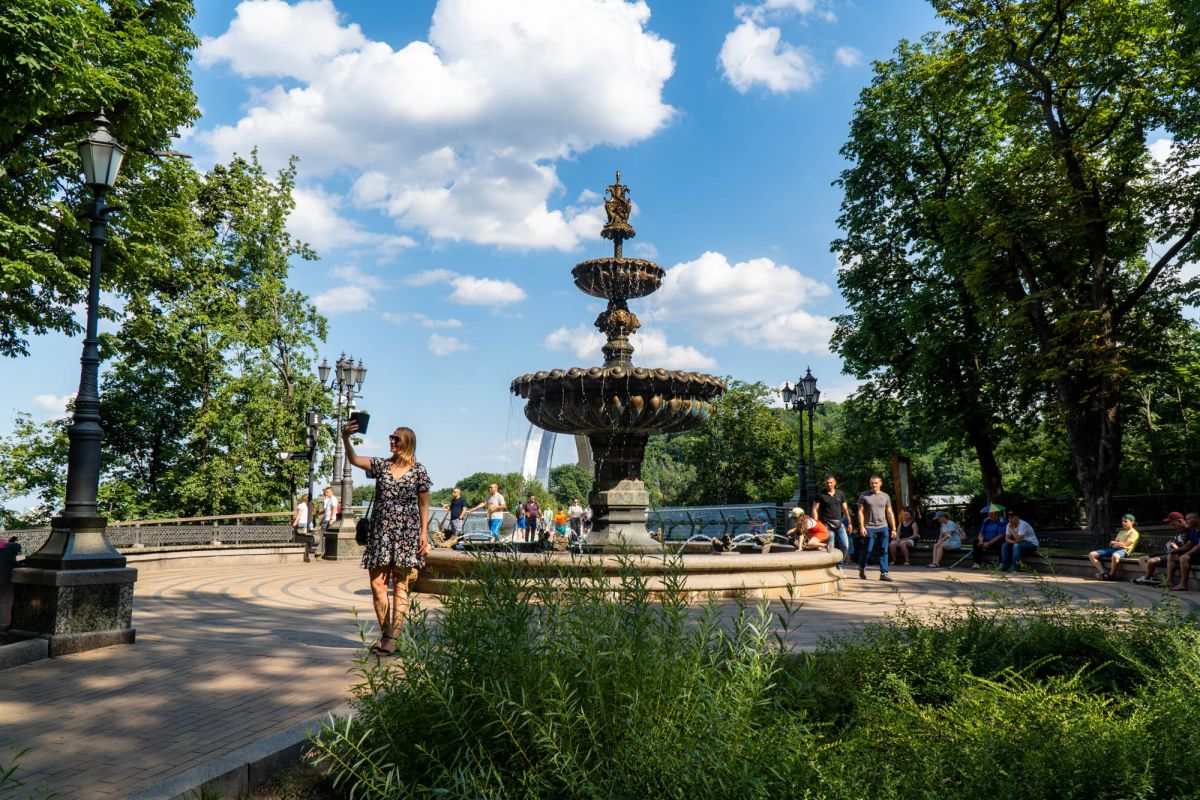 Фонтан с подсветкой у стеклянного моста