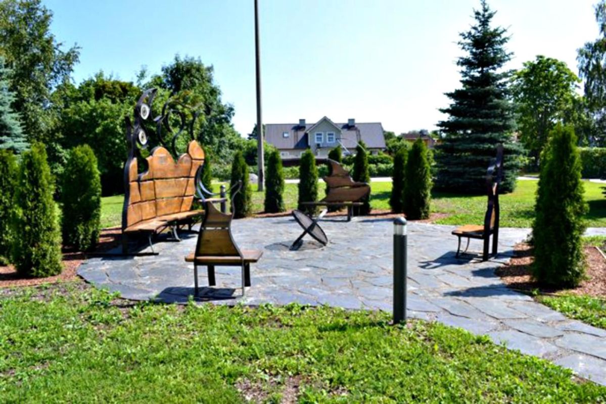 Скамейки в память о писателе, переводчике и поэте Андресе Эхине