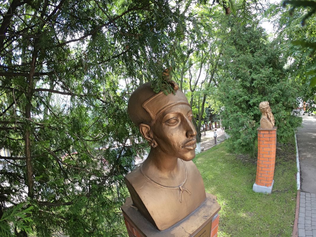 Памятник Эхнатону на территории МАУП