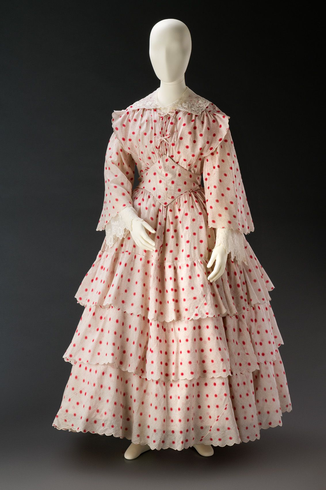 Выставка ИСКУССТВО, ЖИЗНЬ в музее декоративно-прикладного искусства