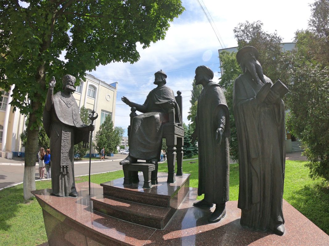 Памятник Князь Владимир Великий выбирает веру