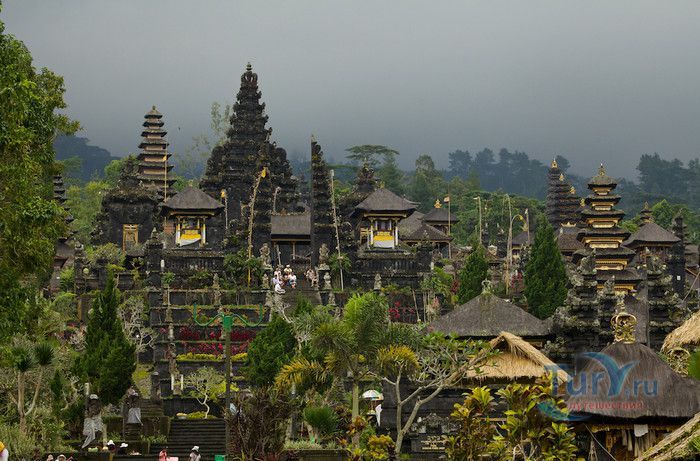 Храм Бесаких