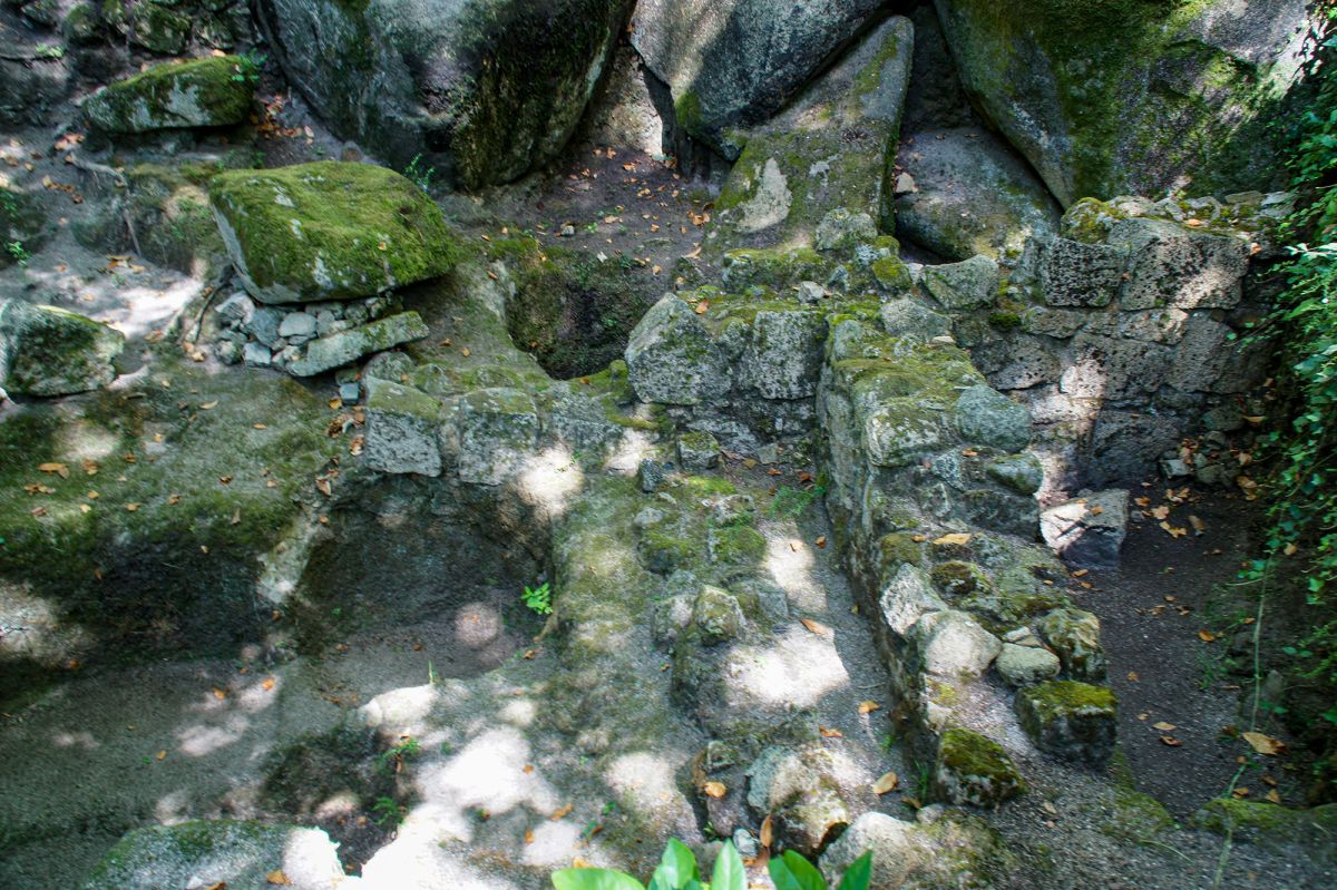 Руины исламских домов на территории Замка Мавров в Синтре