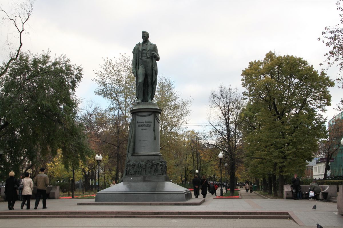 Памятник Грибоедову на Чистопрудном бульваре
