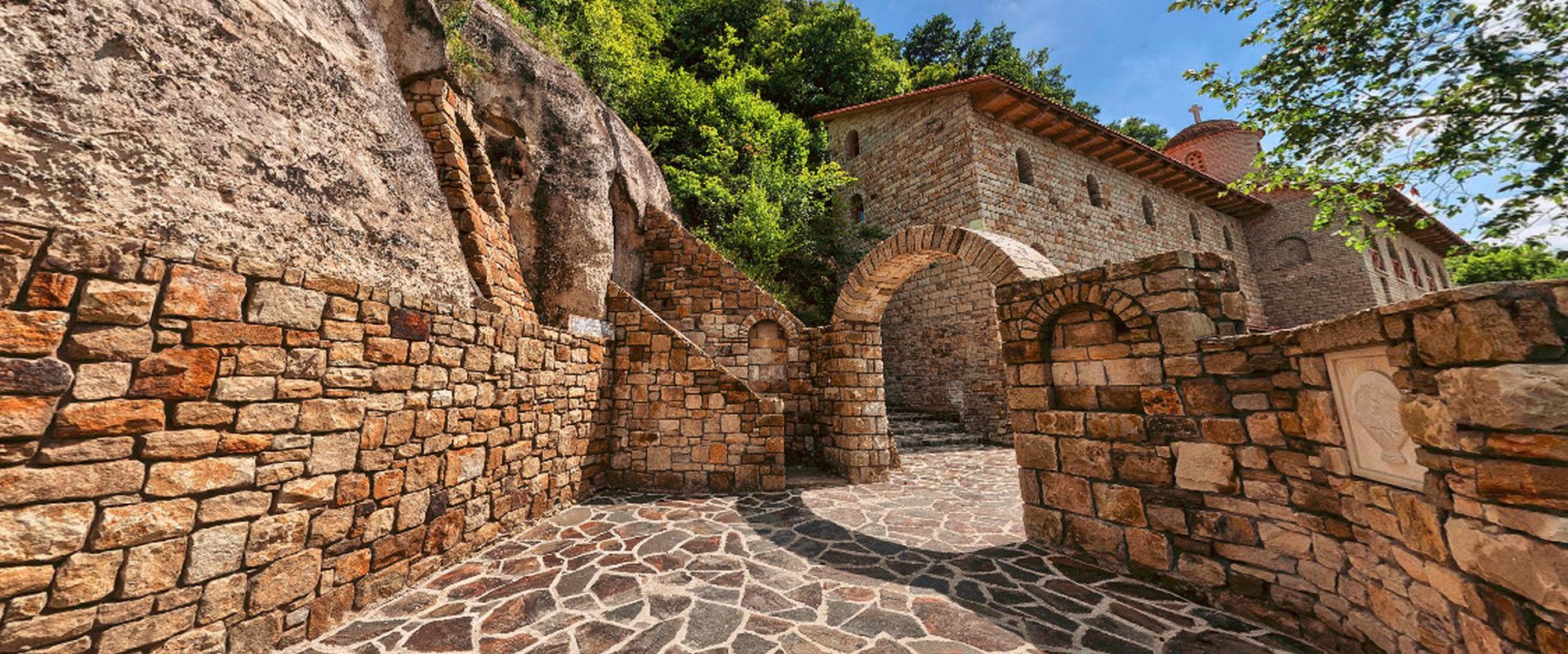 Лядовский Успенский скальный мужской монастырь