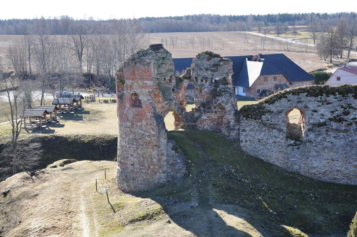 Развалины епископского замка Вастселийна