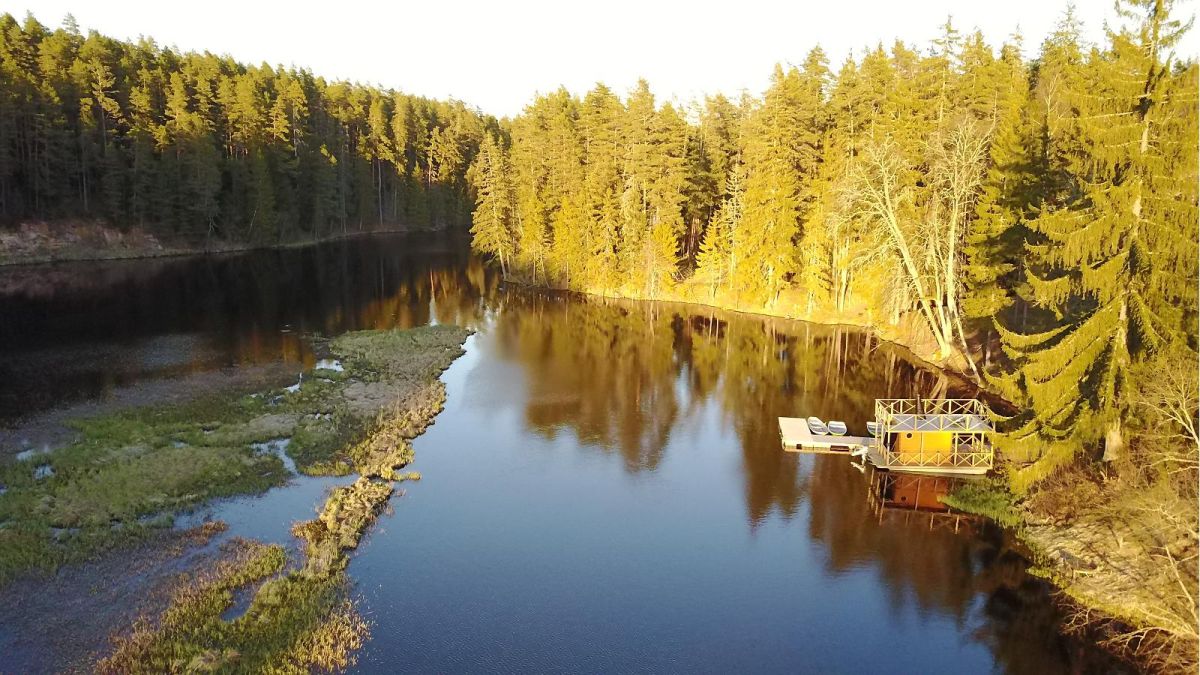 Баня на плоту у домов отдыха Тику