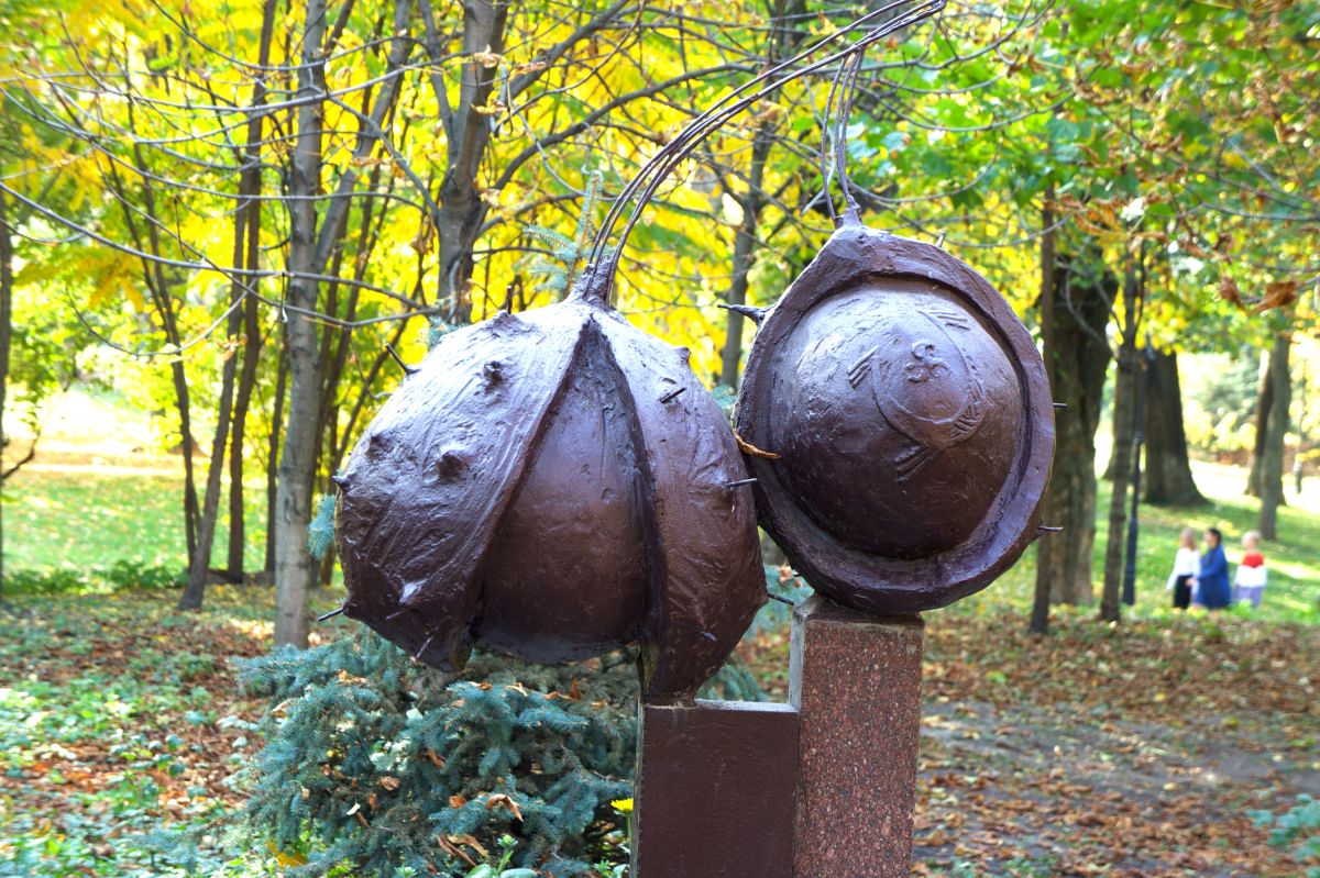 Памятник киевским каштанам