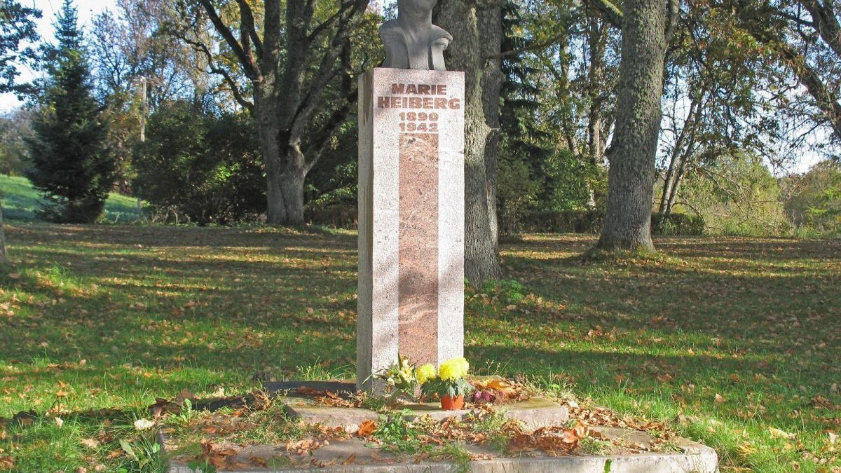 Памятник М.Хейберг в парке церкви Урвасте