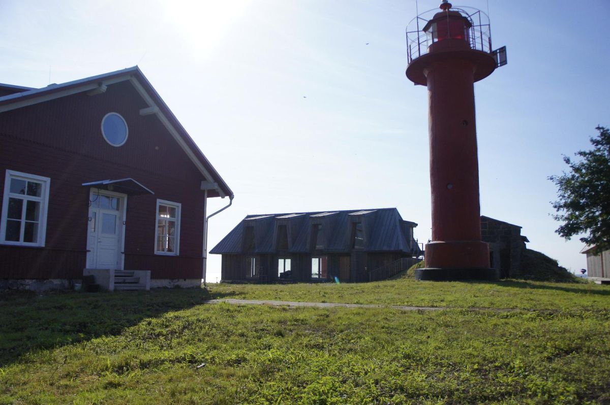 Маяк на острове Вийрелайд