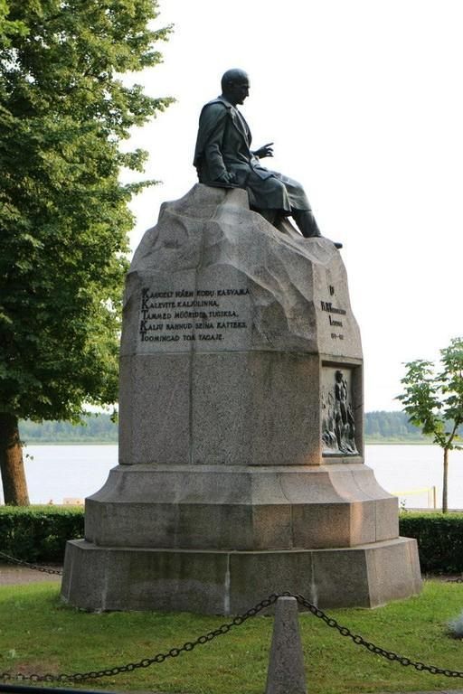 Памятник Фр. Р. Крейцвальду и парк на берегу озера Тамула