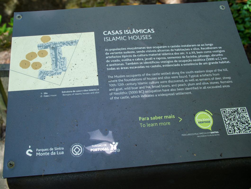 Руины исламских домов на территории Замка Мавров в Синтре