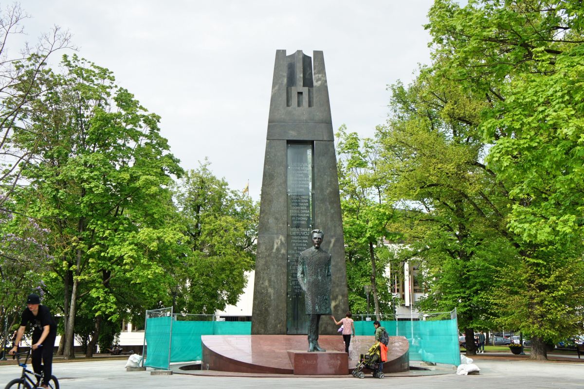 Памятник Винцасу Кудирке