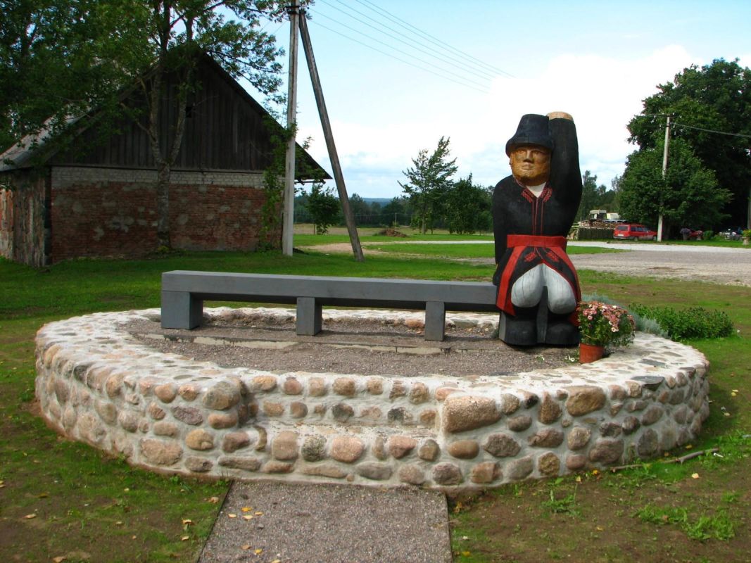 Деревянные скульптуры в Мульгимаа